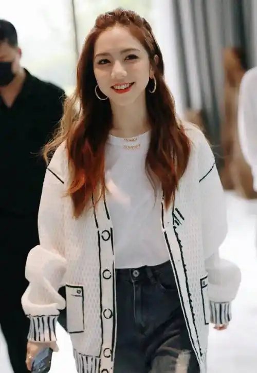 邓紫棋真是小个子穿衣典范,运动背心搭配帆布鞋,1米57也能炸场_衣服