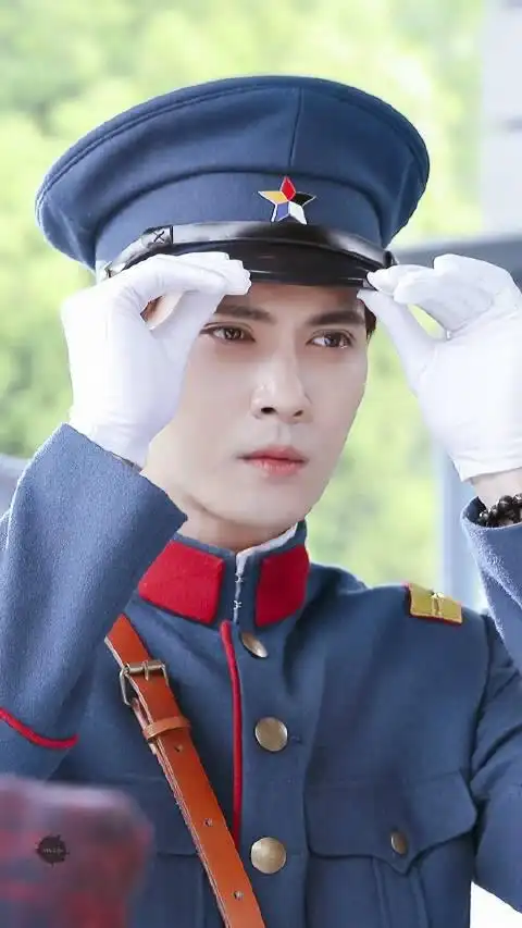 一脸正气相,戎装在身军阀气质太逼人,这6位军装造型迷人帅气|张若昀|
