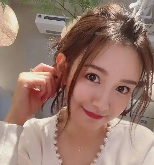 陈赫妻子张子萱风格越来越"杨颖化",正面撞脸baby,不看名字真分不清