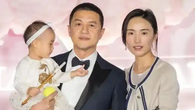 李亚鹏娇妻温柔大气全网获赞,网友:鹏哥能翻身,多亏娶了你|李嫣_网易