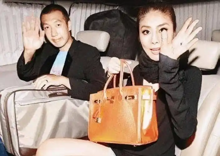 原创天后陈慧琳美得不像50岁花400万坐月子爱情更让人羡慕