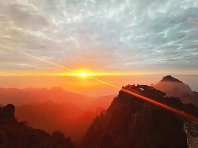 破晓时分旭日东升