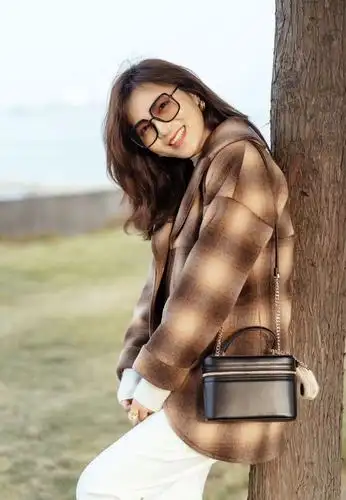 格子还可以这么穿,燕公子眼光不错哟