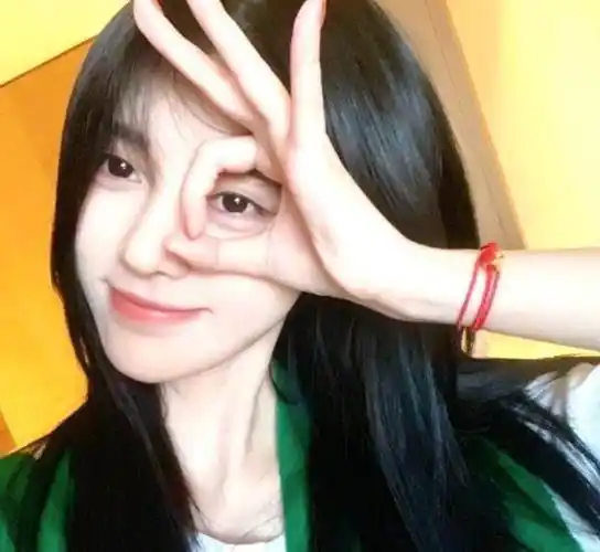 鞠婧祎常见的拍照角度几乎没有变化,要么就是下巴斜对角仰拍,要么就是