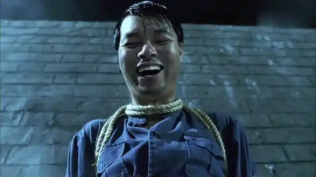 李力持这么俊的功夫都没能逃得了,星爷还想用脚扬土么