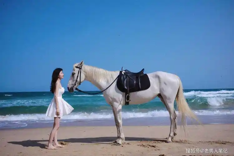 刘萌萌穿白色少女裙,32岁如少女,还记得爱情公寓里的诺澜吗?