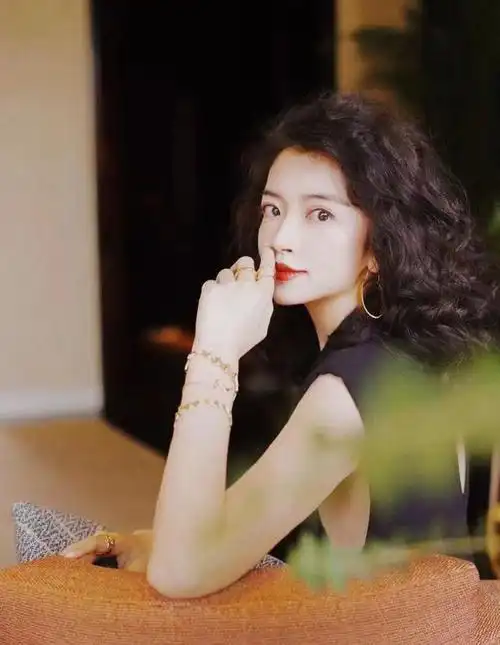 不然会拉低你的颜值,而最近流行的复古港风卷发,你们get到了吗?