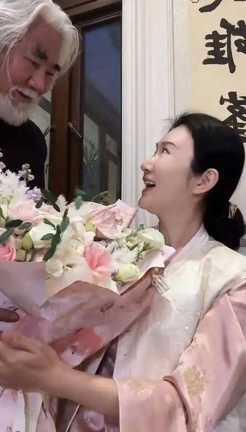 杜星霖回应网友质疑,张纪中为老婆送上鲜花,两人又撒了一把狗粮_祝福