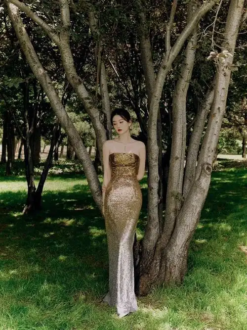 乔欣肩颈线条##乔欣鎏金渐变鱼尾裙