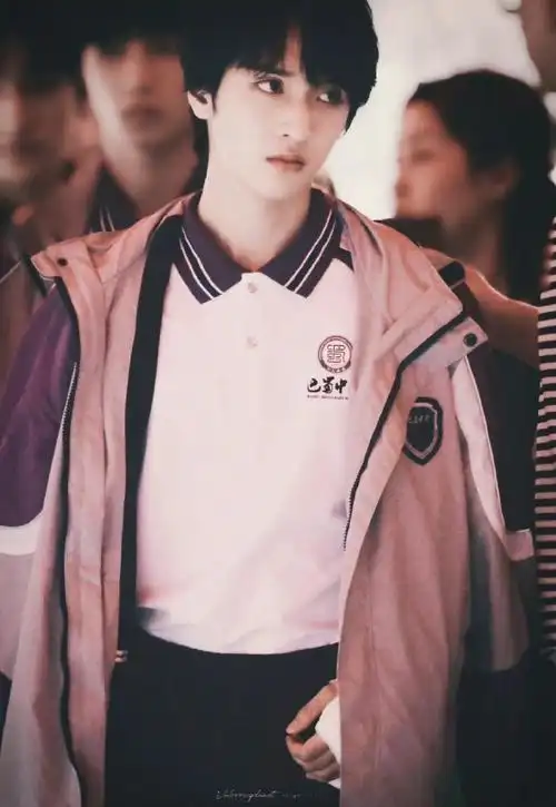 严浩翔高中毕业照p的#关于一些巴蜀学长严浩翔的校服照!