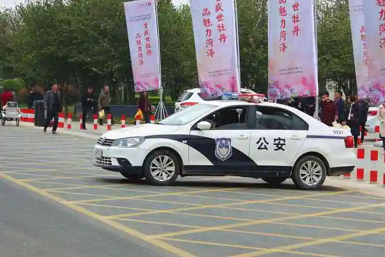 警车