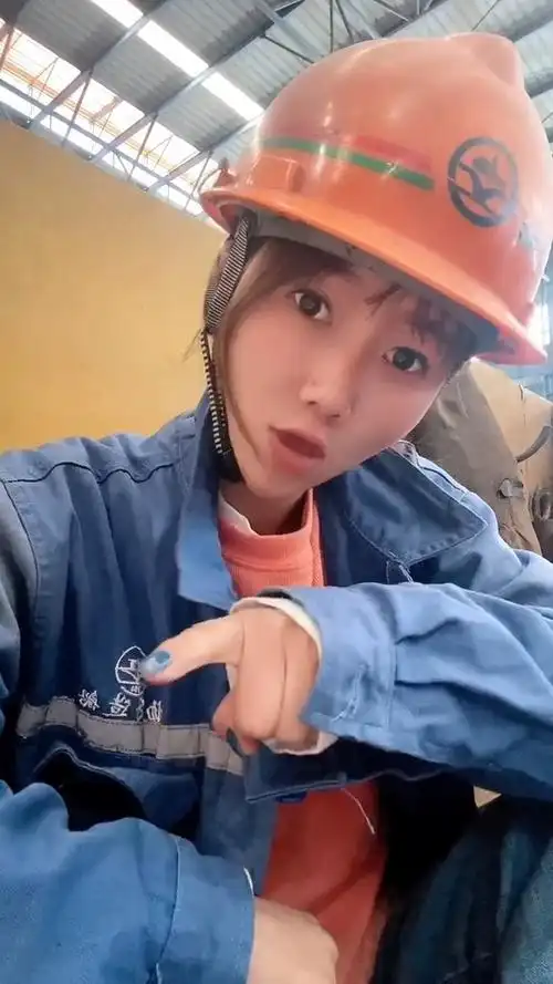 别动,不嫌弃女焊工的话,做我的人好不好