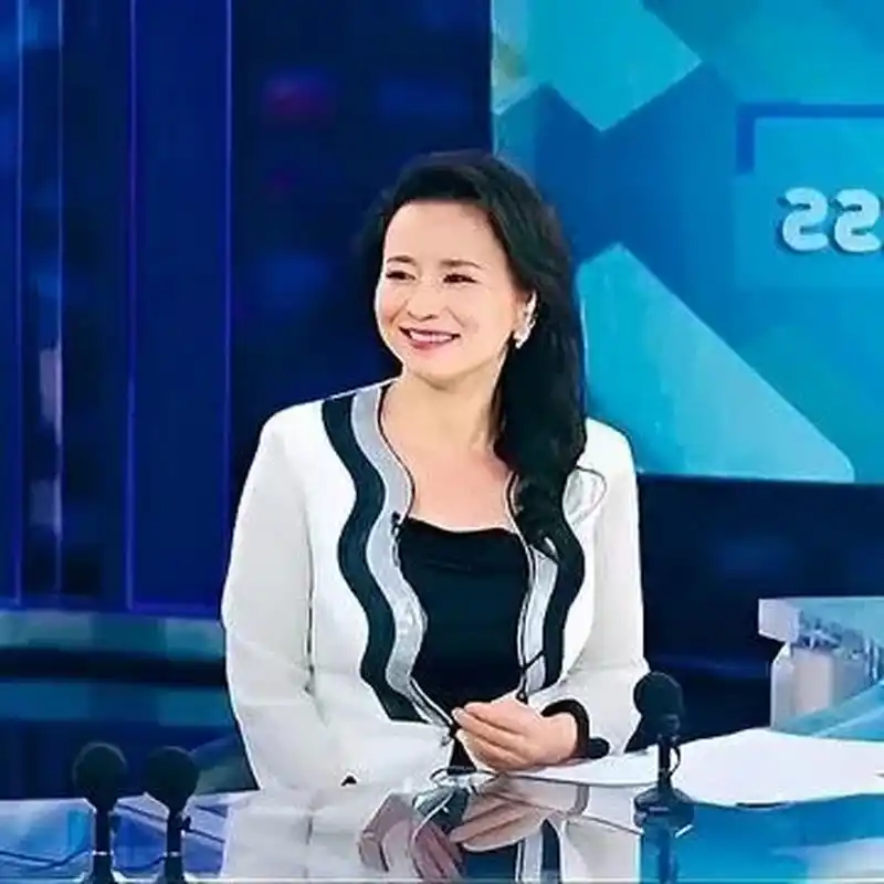 2020年底的一次经济论坛上,央视主持人成蕾脱口而出一句话,让她暴露了