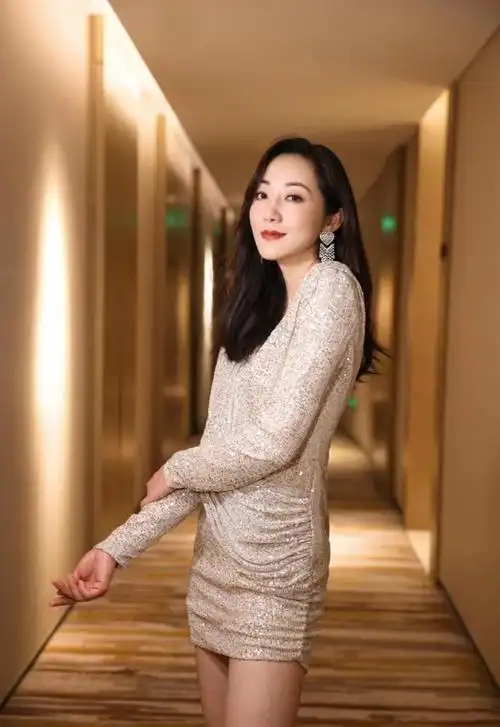 韩雪北京台春晚造型亮片短裙配高跟短靴时尚又显气质