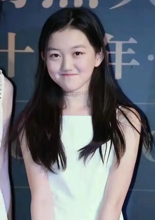 18岁李嫣近照曝光先天嘴唇疤痕消失不见身材高挑与王菲神似