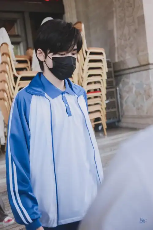 宋亚轩蓝白校服造型