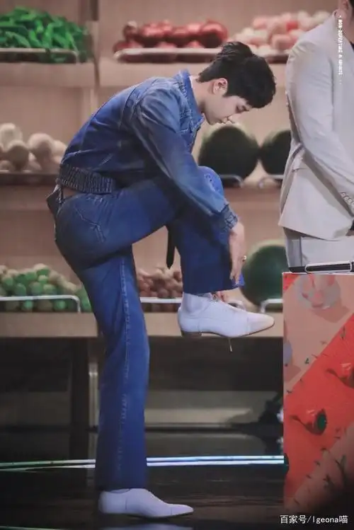 王一博:穿牛仔裤了,怎么会这样,帅哥对自己大长腿有什么意见吗