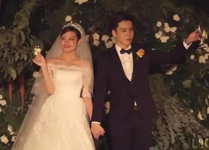 熬了8年刚红就官宣离婚英年早婚的魏哲鸣校服到婚纱童话破灭