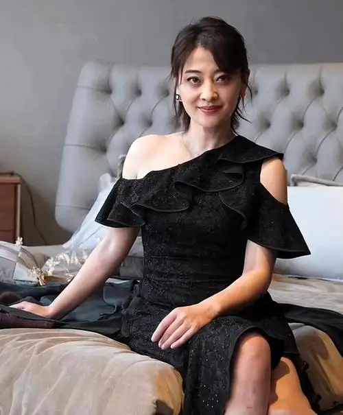 看看下图梅婷的穿搭,发型可用,发色一般,妆容用色很适合,服饰也比较