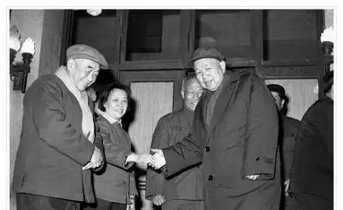 探亲,为支持话剧团改变行程,得知真相令人感动不已_黄镇_将军_村里