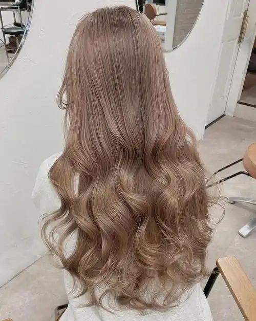 微扣中长发和奶茶色长卷发都是非常时尚且能够凸显气质的发型选择