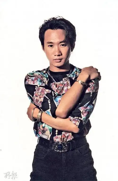 黄家驹逝世26周年歌迷坟前哭唱beyond经典