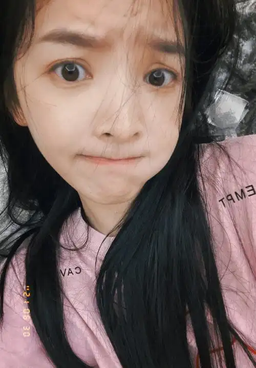 章若楠晒怼脸自拍