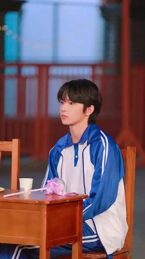 宋亚轩 刘耀文穿上蓝色校服背上黄色小书包一起去学校啦