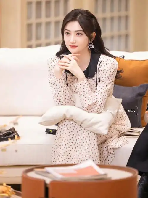 景甜综艺《半熟恋人》连衣裙91:alessandra rich蝴蝶耳环(￥2400)