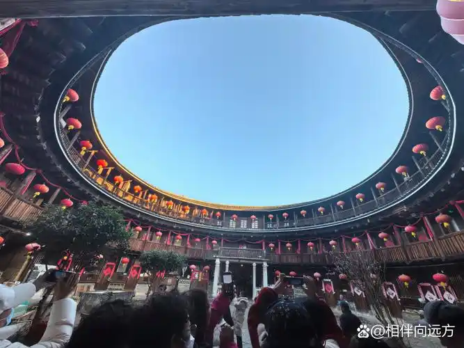 永定土楼,即永定客家土楼,位于福建龙岩市永定区,是世界上独一无二的