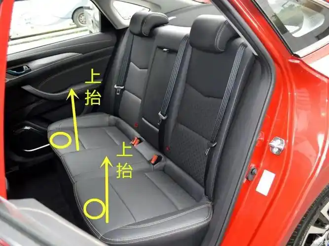 想安装座椅套,有两个卡扣卡着,怕用力抬起来弄断了类似图片这种拆下