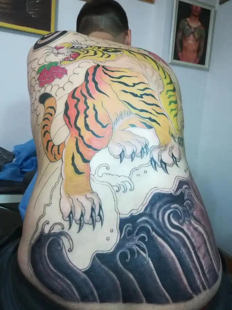 老虎满背纹身