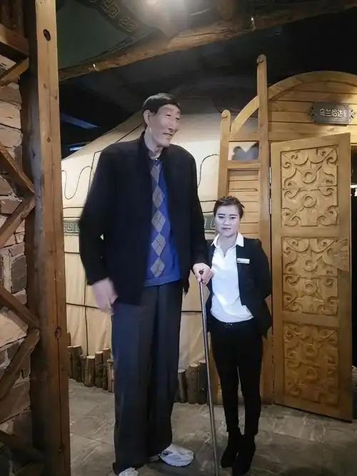 回顾身高236米的鲍喜顺57岁时不听忠告执意生子如今儿子多高