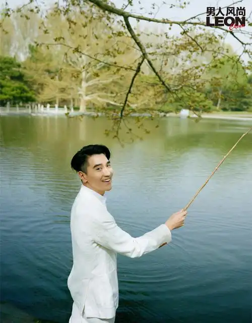 1/ 9赵又廷登男人风尚leon五月刊封面,状态轻松自如,全身白色的穿搭也