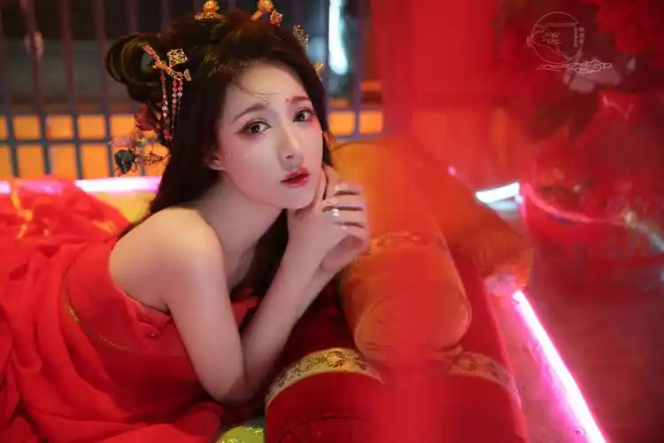 高级红衣古风写真艳压群芳式的独自美丽