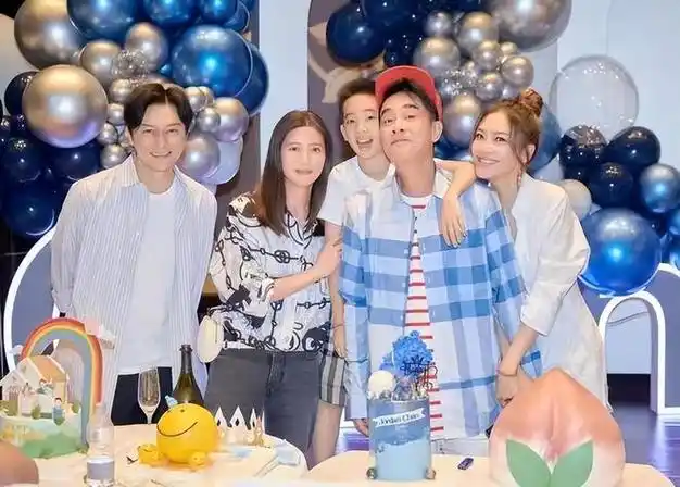 陈小春一家过六一,二胎留长发被当女儿养,可惜俩儿子都太像爸爸