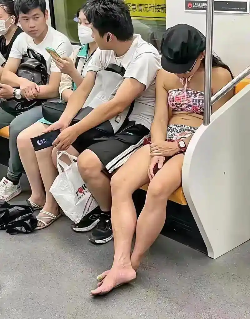 男性着女装坐地铁,这不是穿着自由的问题,而应该是公序良俗问题.