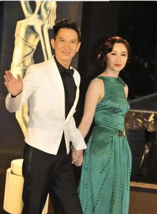 关咏荷,出生于香港一个富裕家庭,从小