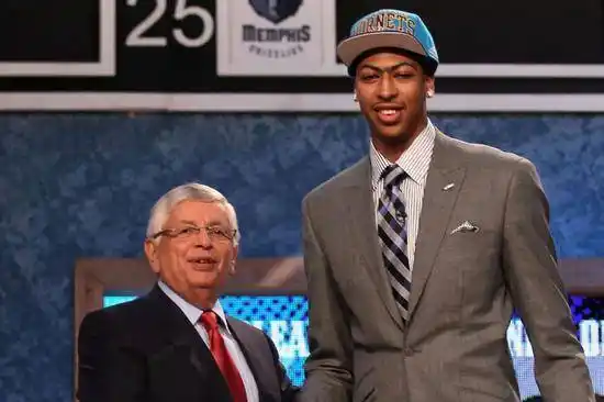 安东尼戴维斯身高约为2米08,臂展2米28,有着出色的运动能力,后卫般的