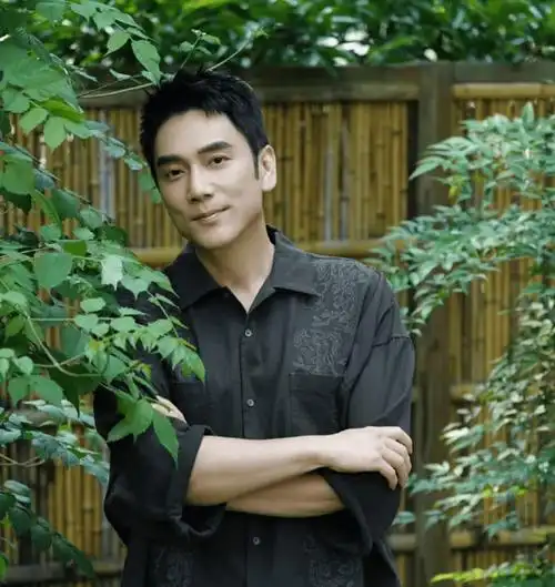 林依轮亮相《披荆斩棘》,长筒袜造型吸睛,时尚尝试引发热议