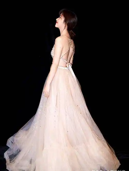 别看谭松韵人小,打扮起来气质照样惊艳,身高162也能美得出众!