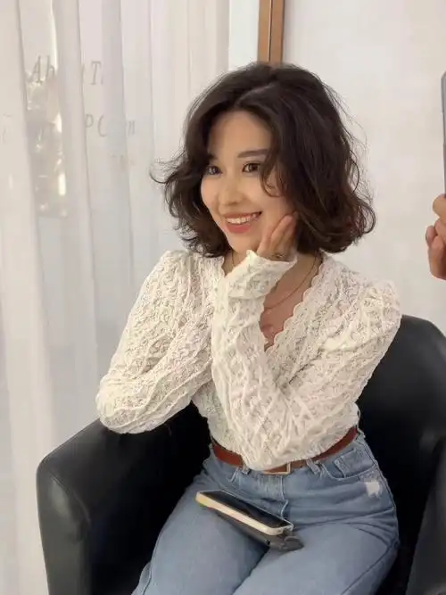 不挑脸型的齐肩短发烫发发型百搭款