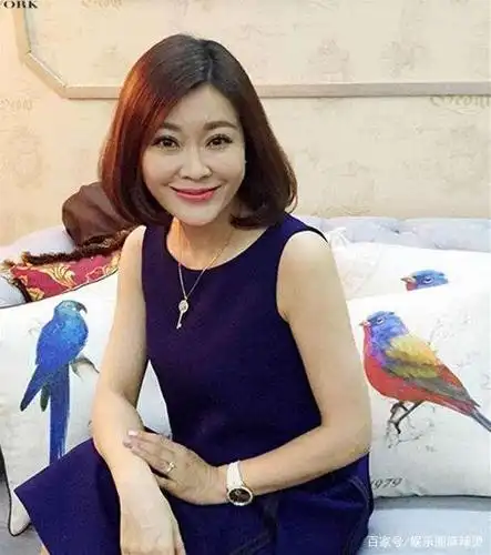 46岁央视美女主持人王小骞近照曝光,疑整容脸都成"蛇精脸"了