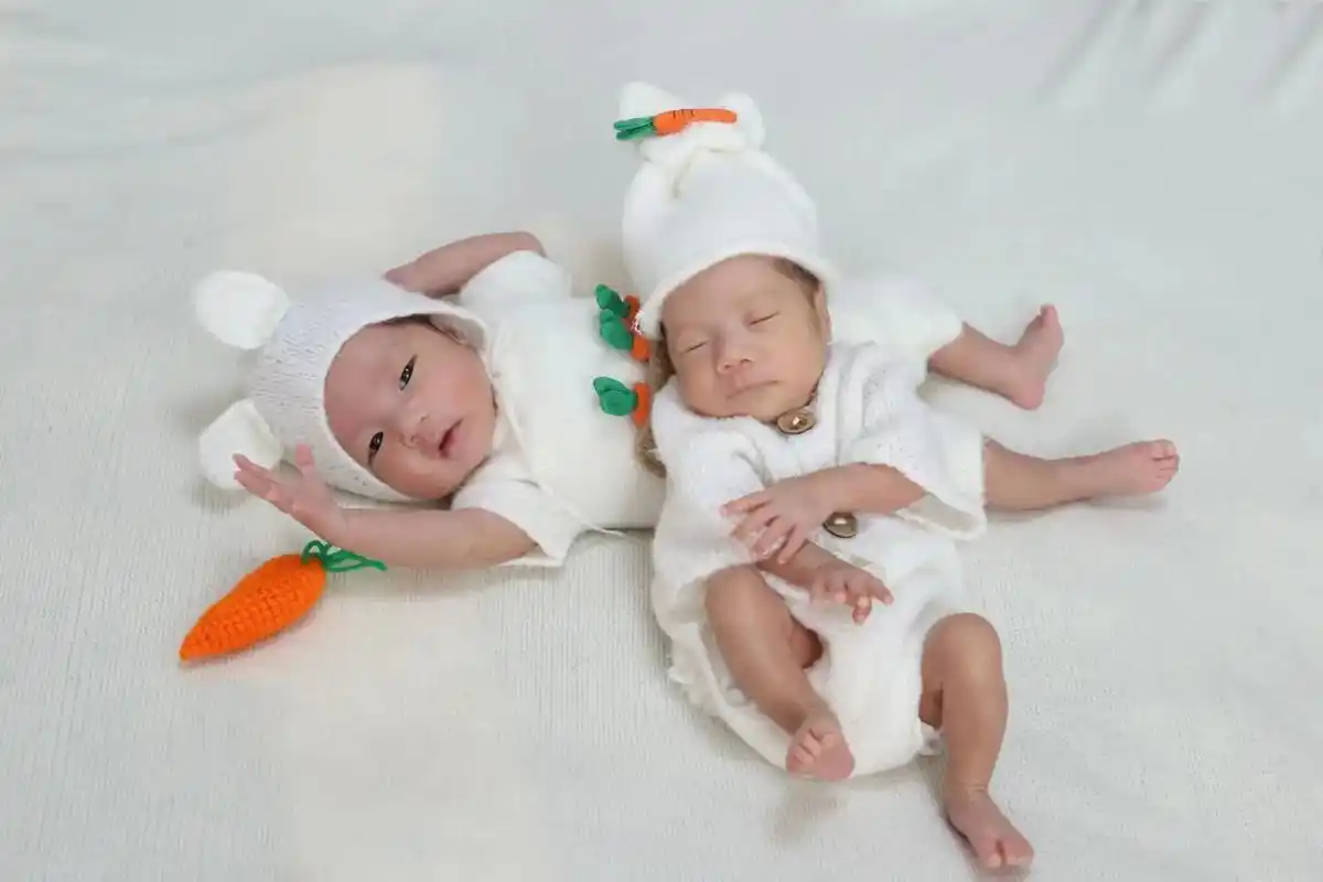 双胞胎萌娃 #大宝和小宝 #满月照 我家双胞胎宝宝可爱吗? - 抖音