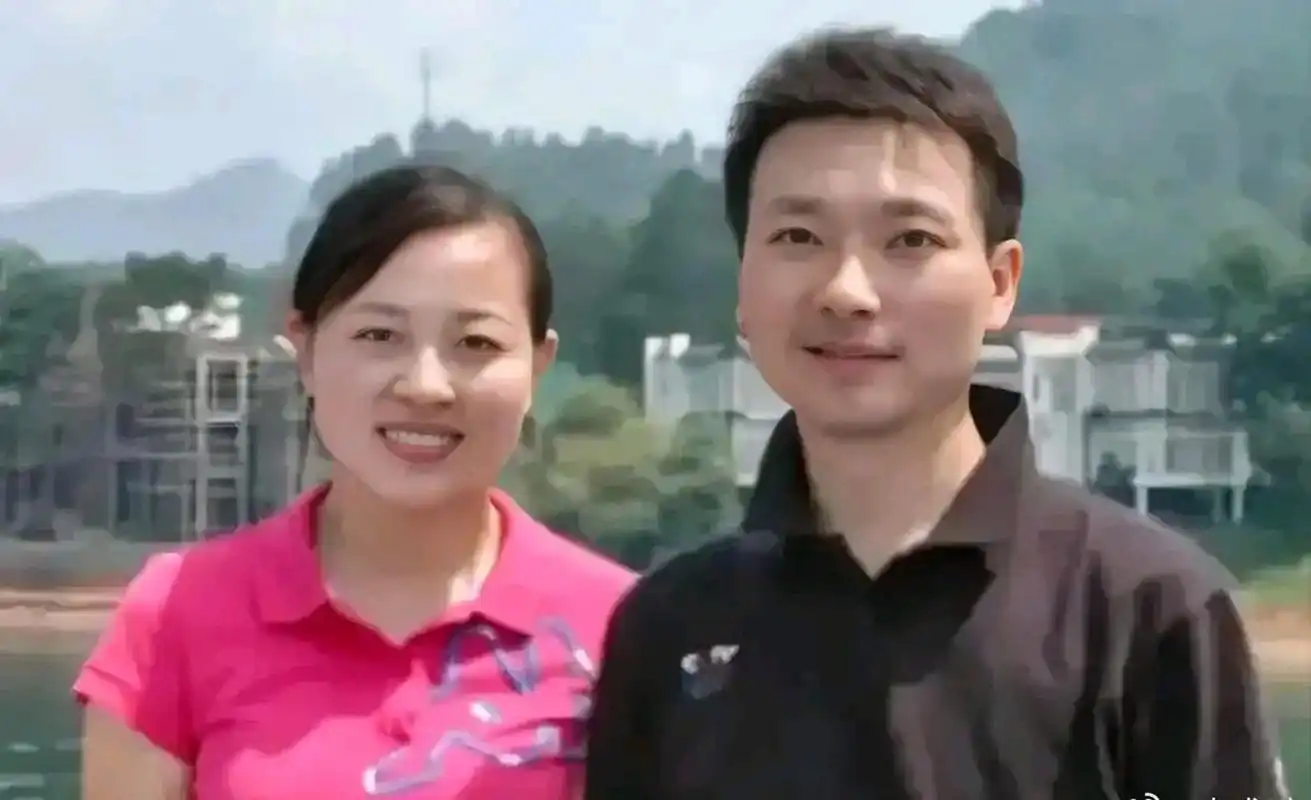 2003年,康辉icon和妻子刘雅洁icon,留下的一张生活照,镜头中的两人