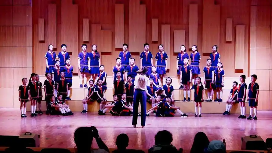 合唱团的孩子们按声部在家中用手机录下自己的歌声,一些已经毕业的