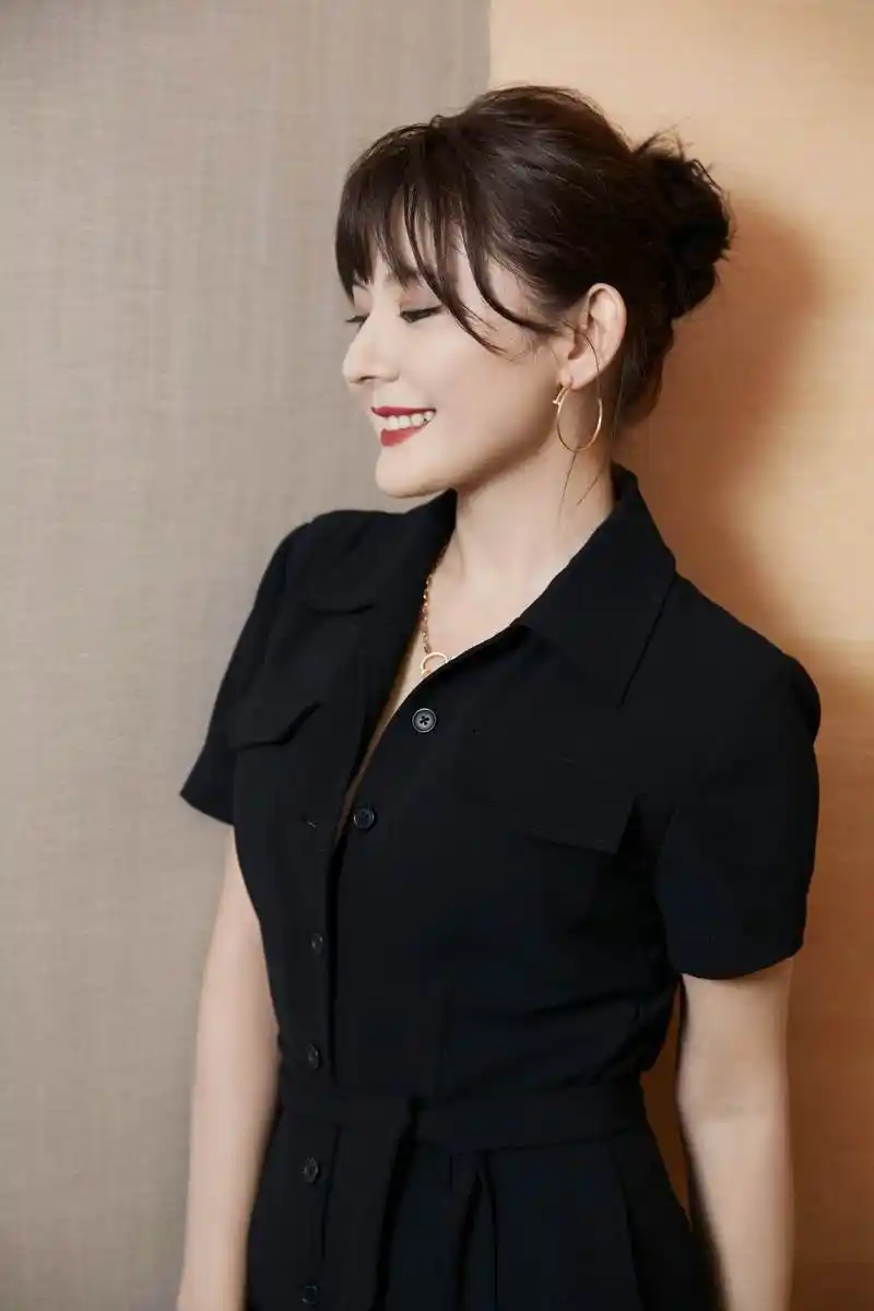 热依扎高调美一回连体裤系腰带穿出170效果扎丸子头气质减龄