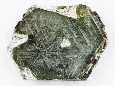 绢云母白色大理石上的粗金云母石照片