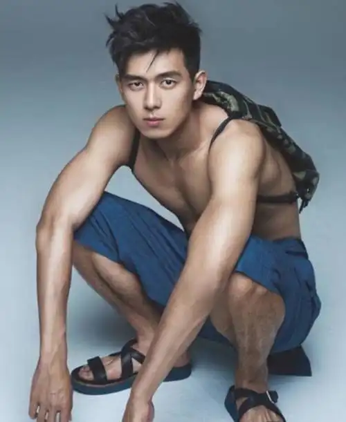 男明星的"腹肌",易烊千玺还好,看到王一博:沦陷了