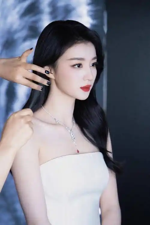 人气女星王楚然身穿褐色大衣内搭黄褐色连衣裤,充满高冷迷人气质